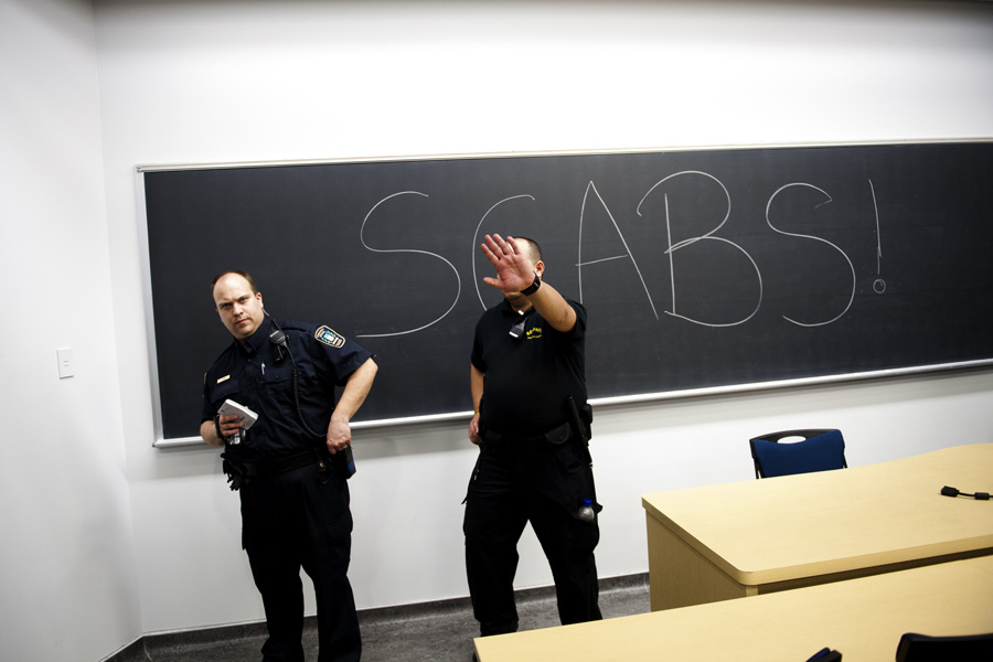 Injonction | Security agents at the University of Montreal | April 16th 2012