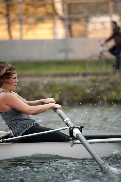 Audrey Giguère en pleine extension | On reconnait l’entraîneuse du huit féminin Véronique Alix qui les suit en vélo.