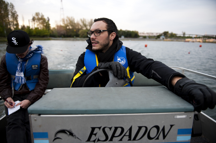 Guillaume Callonico, entraîneur chef, suit l'équipe sur son bateau