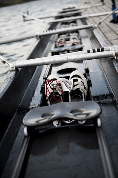 Souliers fixés dans le bateau