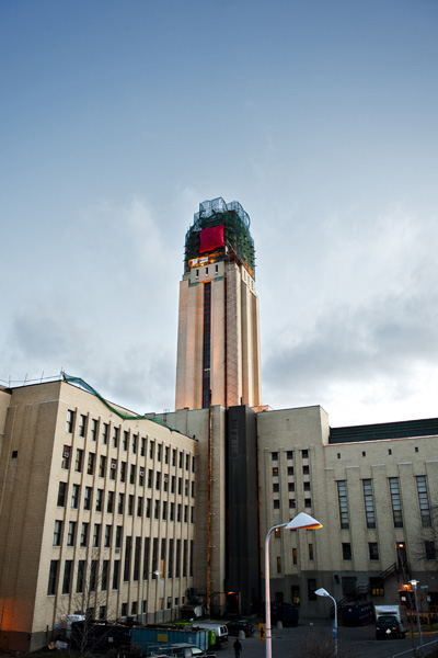 37-La_Tour_Rouge_-_Carré_rouge_sur_la_tour_de_lUniversité_de_Montréal_-_26_mars_2012_-_Pascal_Dumont