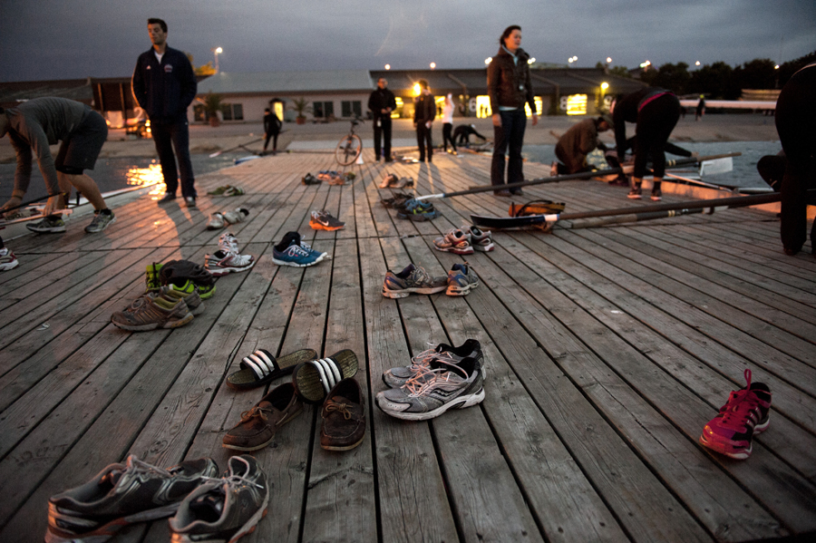 Les souliers étant intégrés a l'aviron, tous laisse leur paire sur le quai
