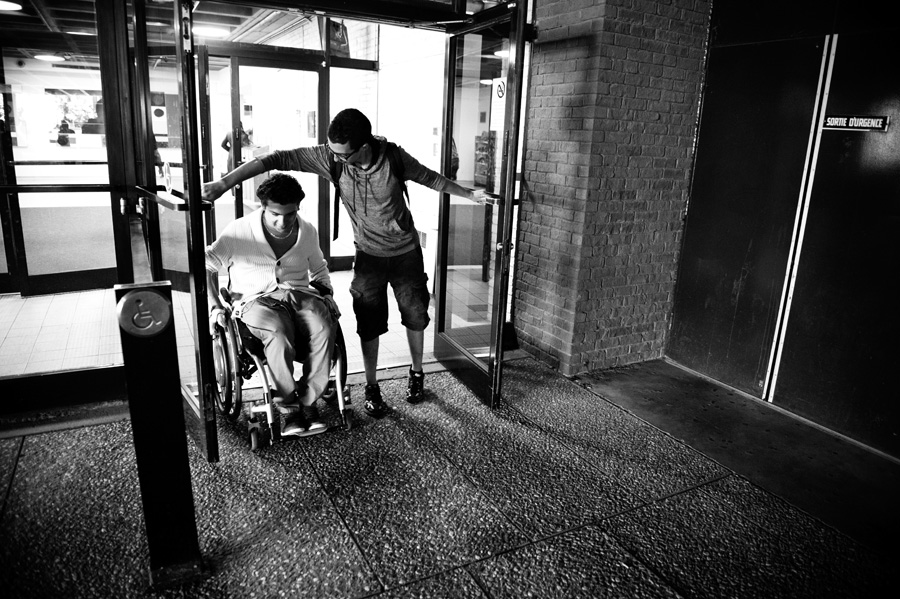 Cela fait maintenant plusieurs semaines que le bouton “handicapé” de la porte d’entrée du pavillon 3200 Jean-Brillant est brisé.