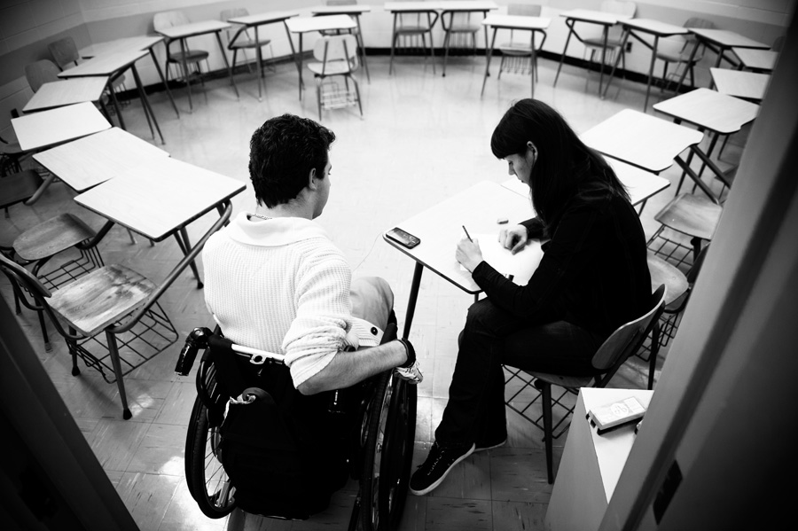Clément ne peut se servir de ses mains, il se fait donc aider par des bénévoles pour rédiger ses travaux et ses examens.