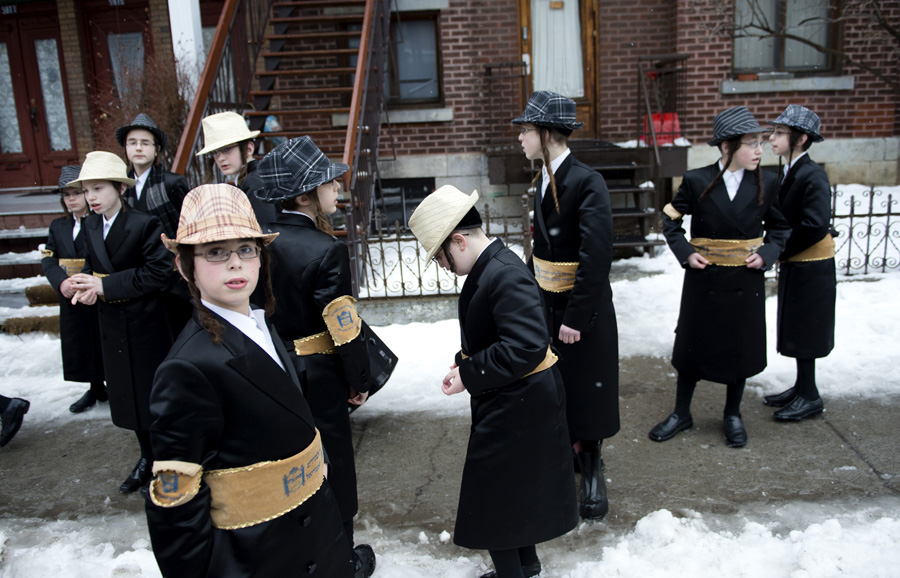 Fête du Pourim des juifs hassidiques dans Outremont à Montréal